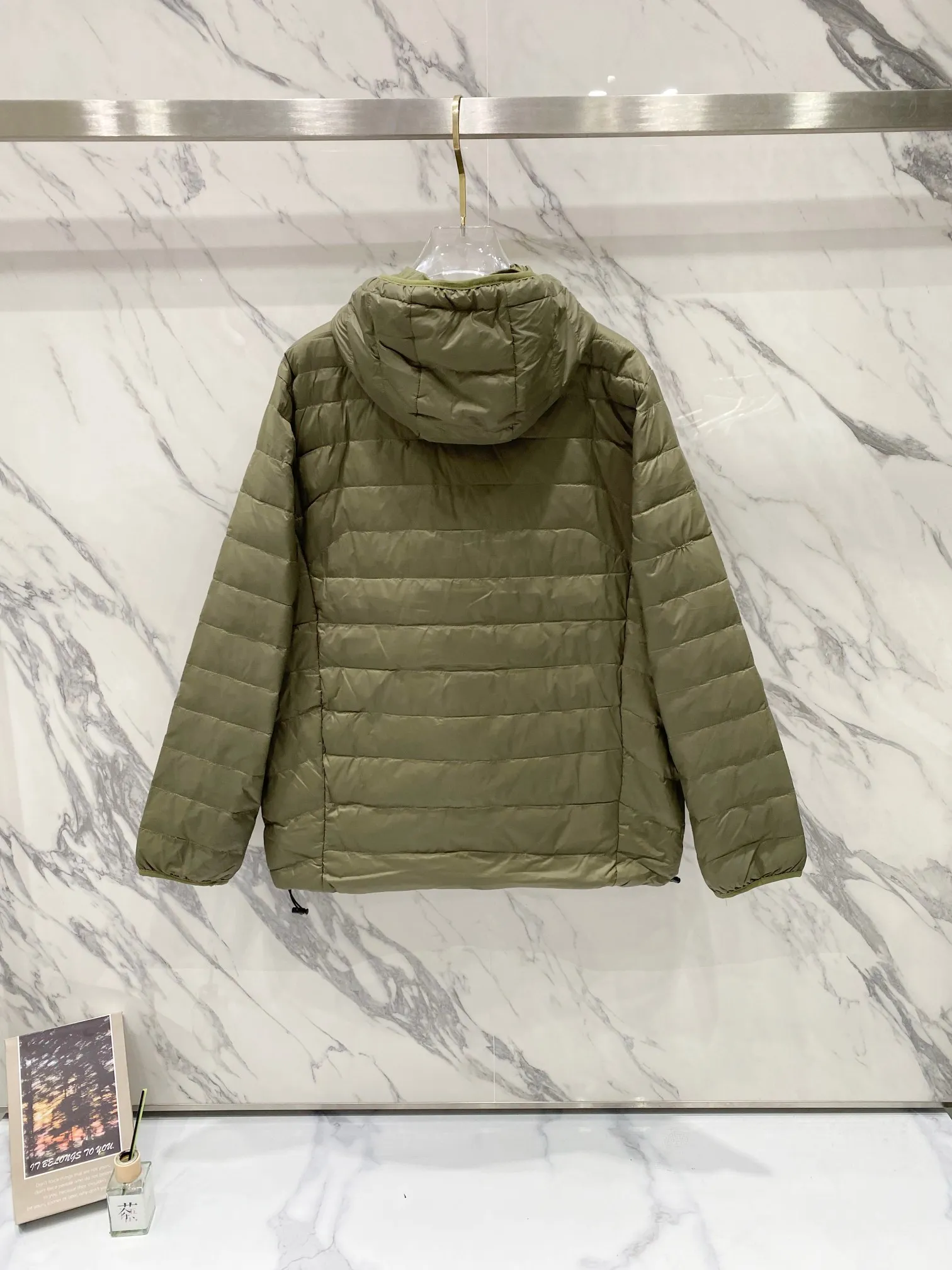 P640 Ralph Lauren/Ralph Lauren 24aw new winter product, Gorham series down jacket for sale on North American official website, classic and light down hooded down jacket - 0.15 grid nylon coating on the face for light three-proof construction, built-in 360T anti-drilling velvet coated gallbladder - corn tooth high-quality resin zipper, five large and small partition zippers all over the body, separate molding - originality restoration, original molding, full set of customized accessories, 100% detail processing - RL Ralph Lauren's classic best-selling hooded down jacket with small label. Best-selling offline in North America and out of stock all year round. Black, blue and army green three colors. Simple and versatile. Very practical. Detachable hood. Velcro to tighten cuffs. Elastic cord at hem. Free elastic adjustment. 350 grams of zoned down filling. Warm and comfortable. Warm in winter. Color: black, navy blue, army green. Size: M — XXL